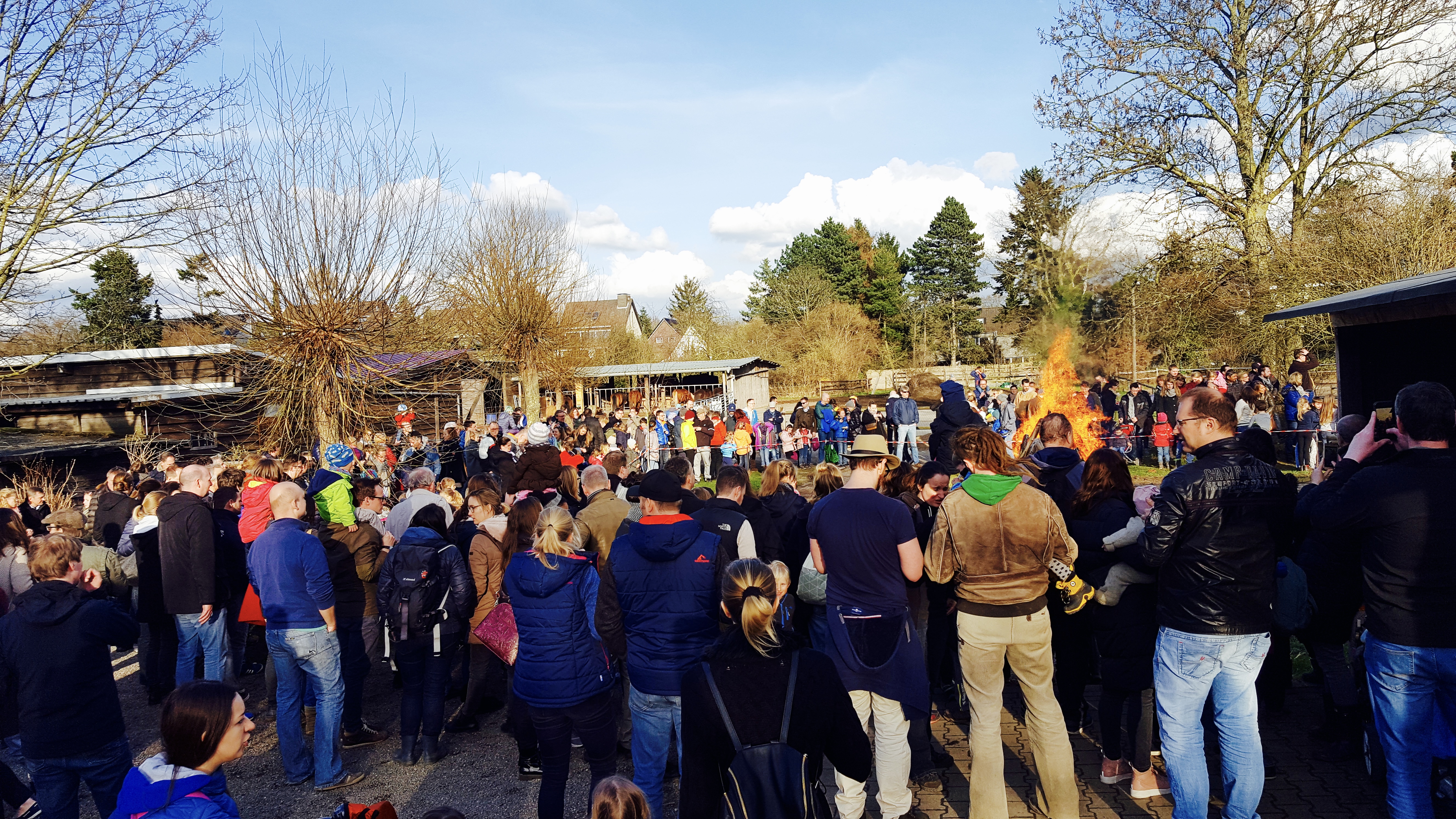 Osterfeuer und Pferderomantik